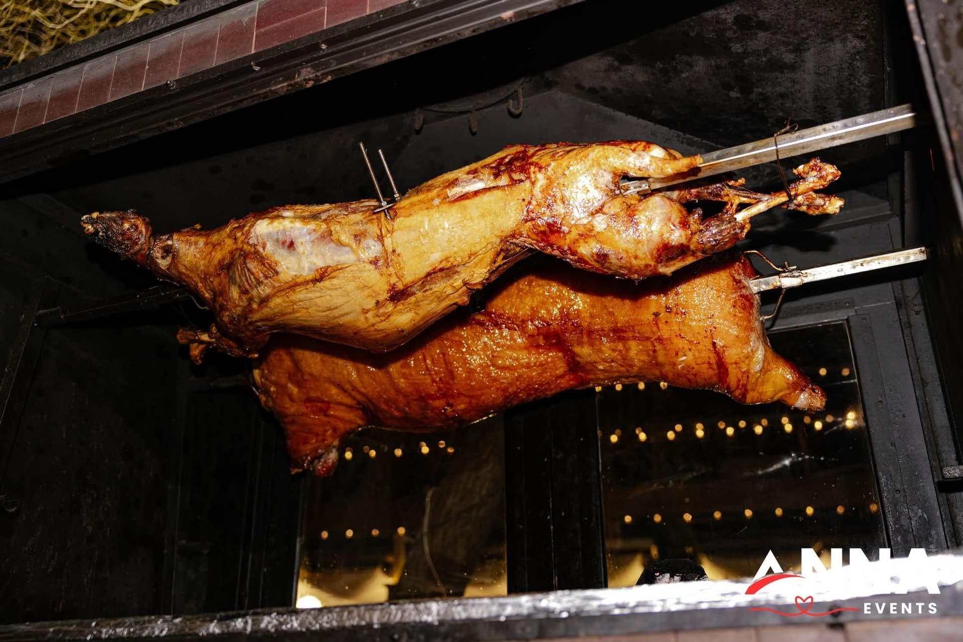 Porc la rotisor, rumenit pe jar