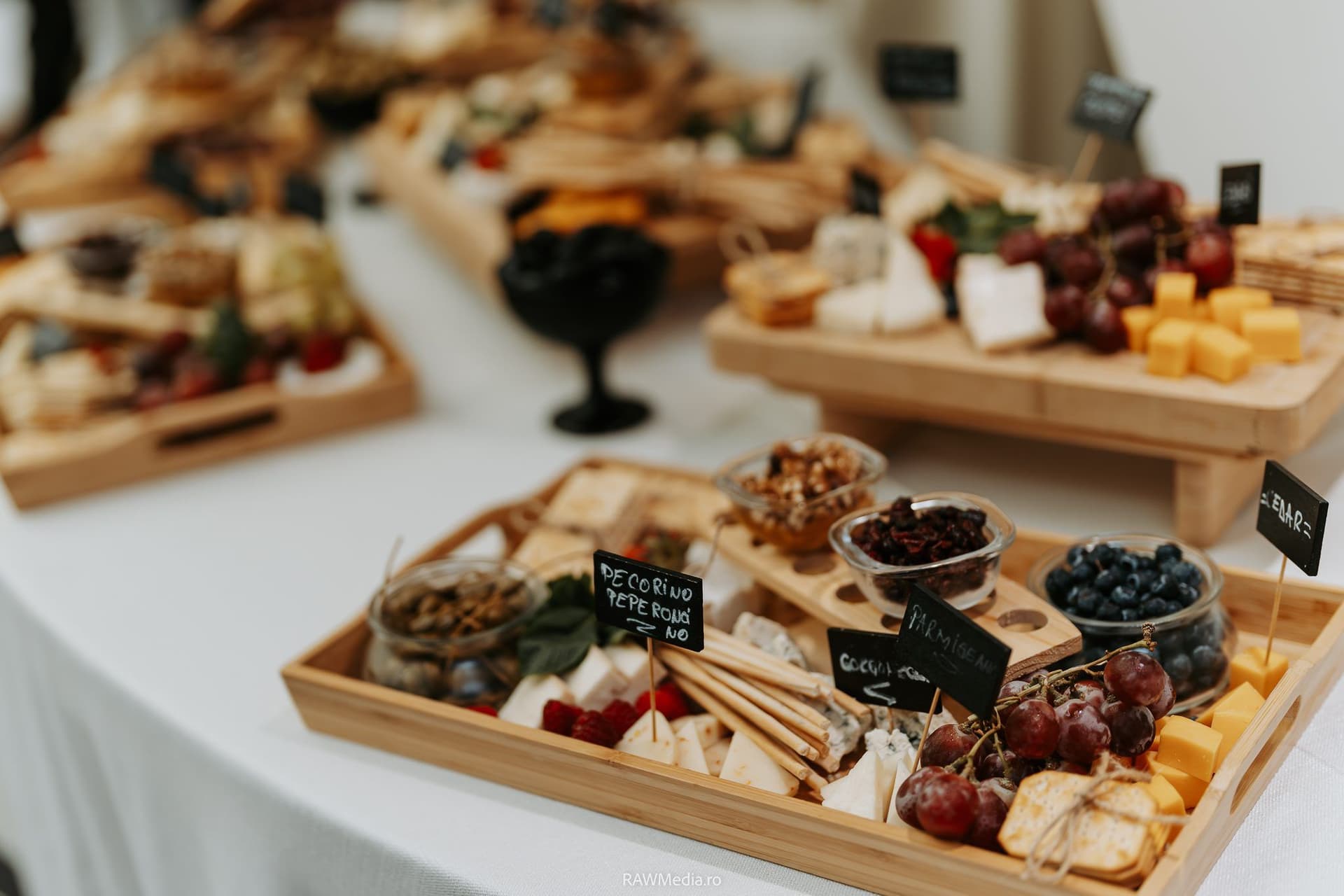 Cheese Bar cu platouri de lemn cu brânzeturi, struguri și grisine