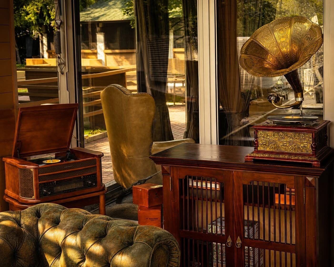 Gentlemen's Corner cu fotoliu Chesterfield, gramofon și băuturi fine