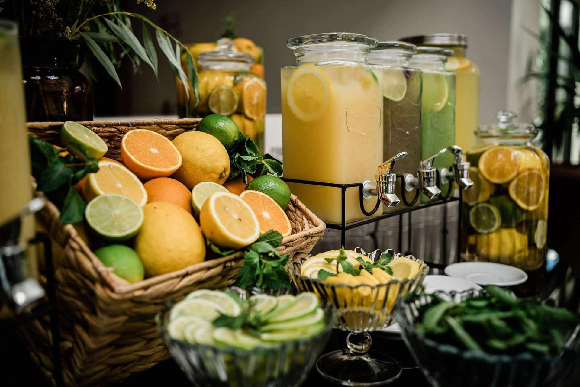 Lemonade Bar cu limonade în vase de sticlă și fructe proaspete