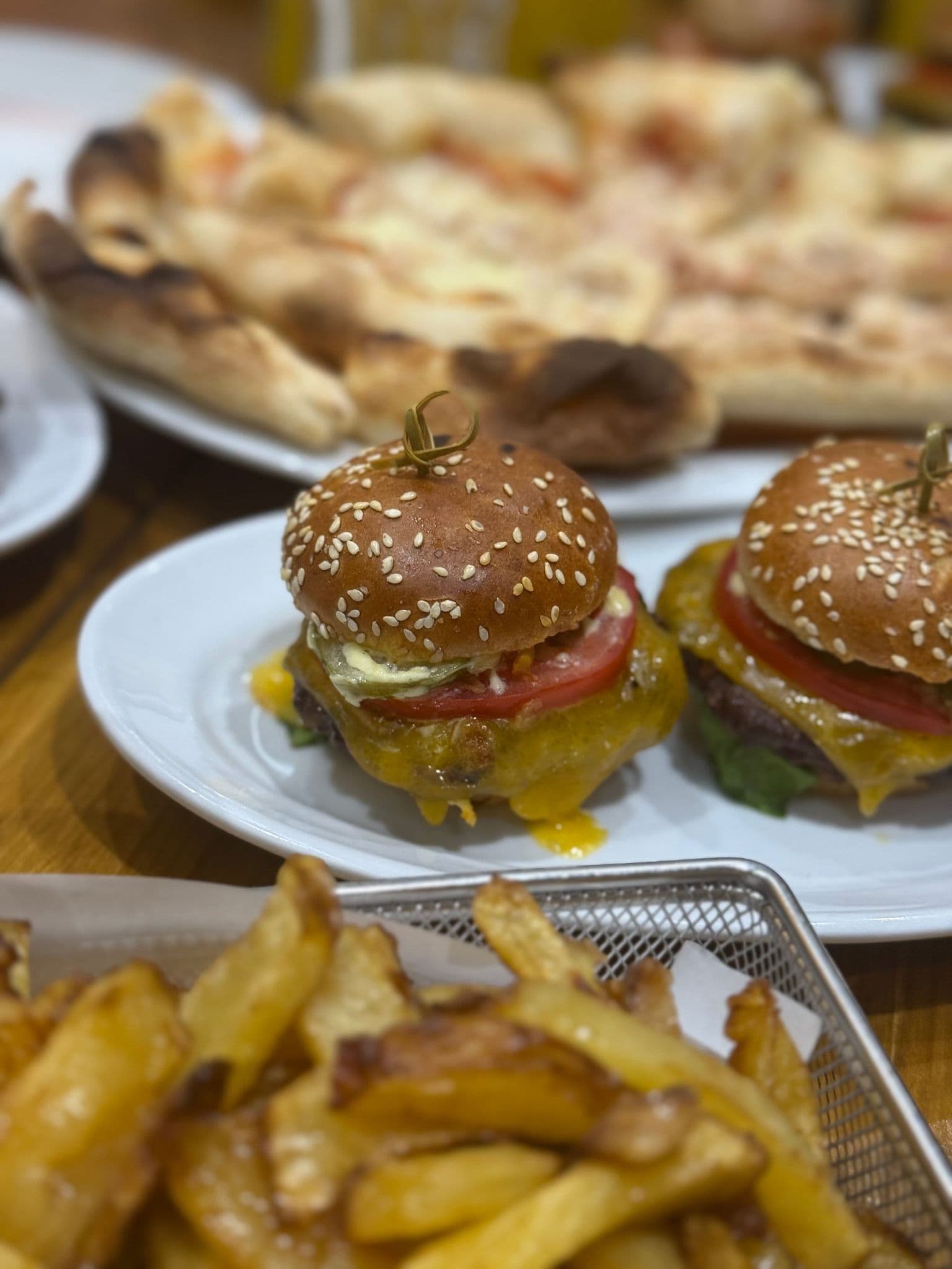 Meniu pentru copii, cu burgeri, pizza și cartofi prăjiți