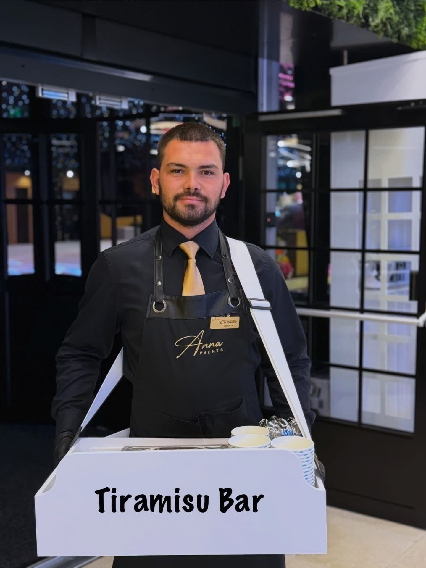 Ospătar care servește tiramisu la Tiramisu Bar