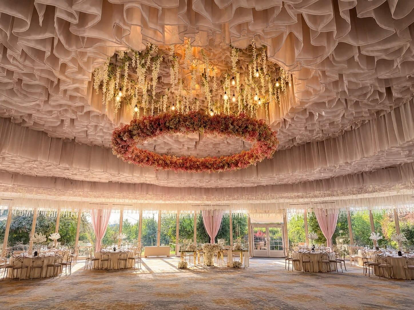 Salonul Rosa, cu candelabrul floral și pereții de sticlă