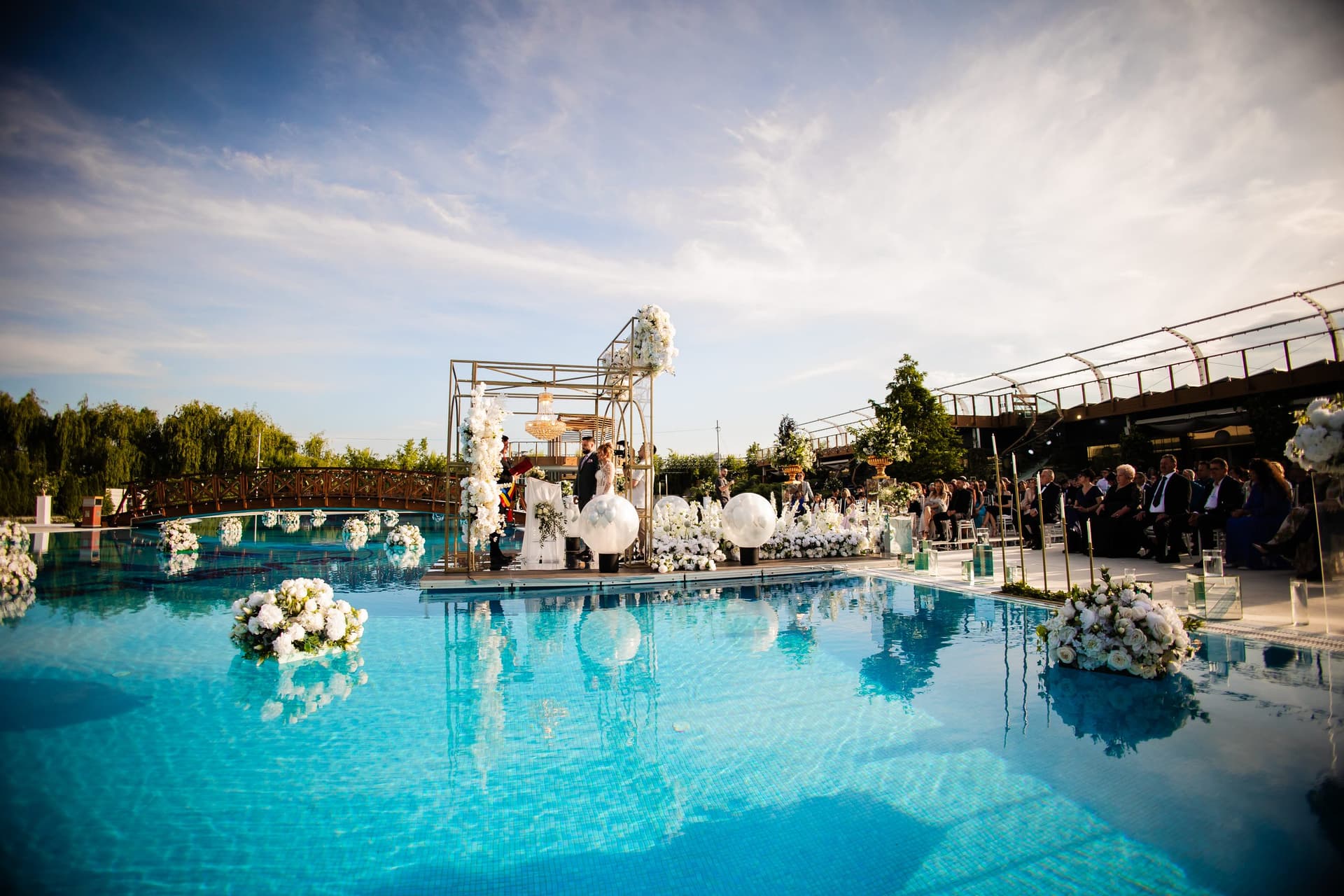 Ceremonia pe platforma de pe piscină, cu invitații în jur